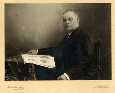 105520 Portret van C.L. de Leur, geboren 1850, ambtenaar bij het gemeentearchief te Utrecht, overleden 1916. Te halve ...